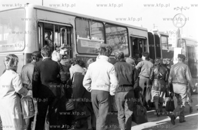 Tlok na przystanku autobusowym komunikacji miejskiej...