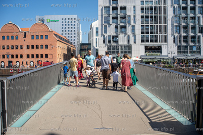 Kładka łącząca Wyspę Spichrzów z Długim Pobrzeżem...