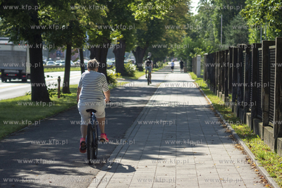 Strzyża. Ścieżka rowerowa wzdłuż al. Grunwaldzkiej....