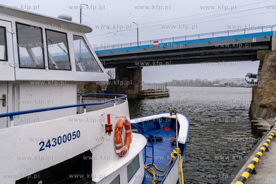 Bezpłatny prom wzdłuż Mostu Siennickiego . 23.01.2025...