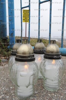 Znicze pod brama lotniska w Babich Dolach, gdzie rozpil...