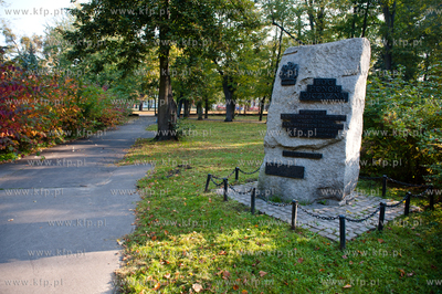 Gdansk. Park przy Politechnice Gdanskiej, Pomnik w...