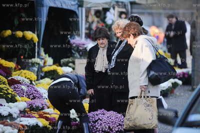 Gdansk. Cmentarz Srebrzysko. Stragany ze zniczami i...