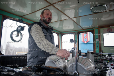 Gdansk. Platna samochodowa przeprawa promowa laczaca...