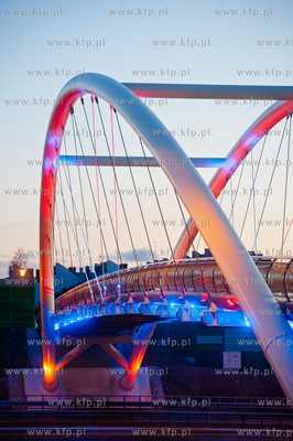 Gdansk. Nowo powstala, efektownie oswietlona kladka...