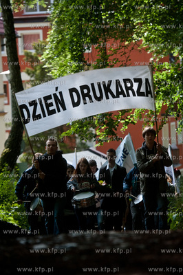 Gdansk. Dzien Drukarza. Przemarsz kolorowej parady...