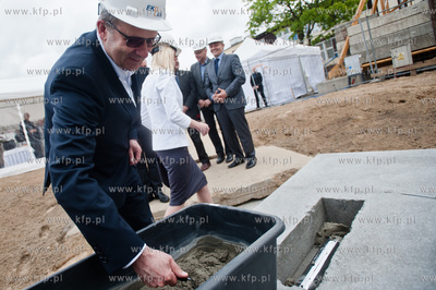 Gdynia. Uroczystosc podpisania aktu erekcyjnego i wmurowanie...