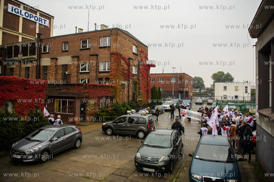 Gdynia. Pikieta zwiazkowcow NSZZ Solidarnosc przed...