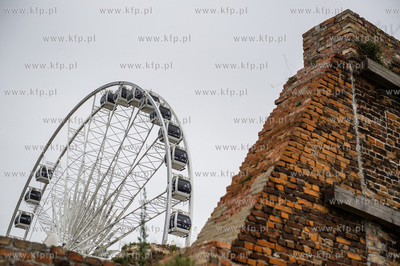 Gdansk. Montaz kola widokowego na Wyspie Spichrzow.
13.06.2016
fot....