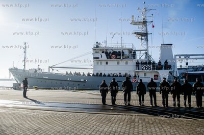 Port Wojenny w Gdyni Oksywiu. ORP Arctowski z grupą...
