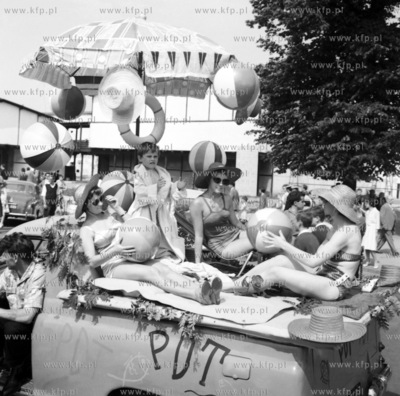 Barwny korowod na ul. Powstancow Warszawy w Sopocie....