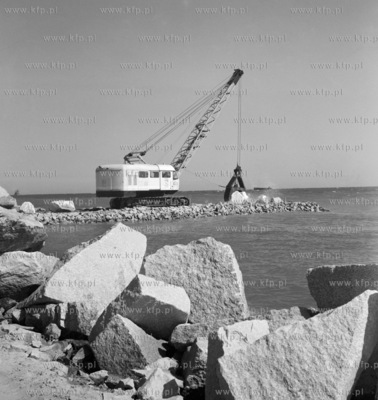 Budowa kamiennego walu wschodniego falochronu brzegowego.
26.04.1971
z0000295_kwiecien1971
Fot....
