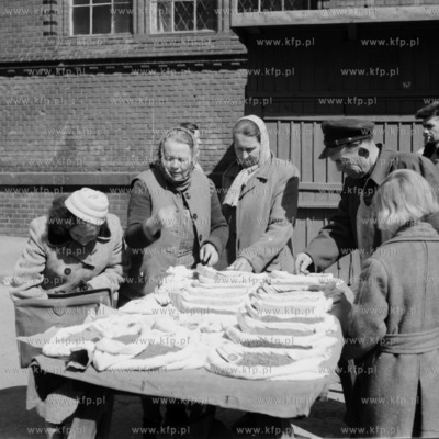 Handel warzywami i owocami obok Hali Targowej w Gdańsku....