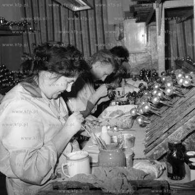 Malowanie ozdob choinkowych w Spółdzielni Pracy Gedania,...