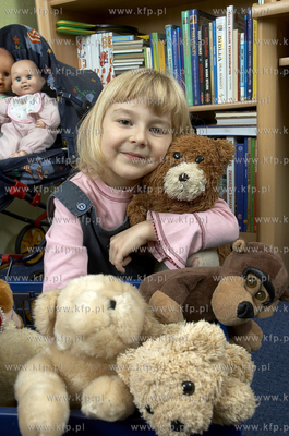 Dziecko z misiem  13.06.2006 ZDJECIE DO WYKORZYSTANIA...