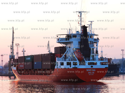 W gdynskim porcie o zachodzie slonca. Nz. Wplywajacy...