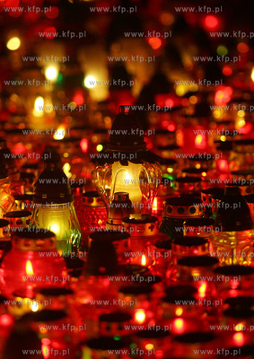 Swieto Zmarlych na szczecinskim cmentarzu centralnym.
Jest...