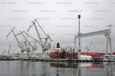 Zima w gdynskim porcie. Nz Suwnica w Stoczni Gdynia,...