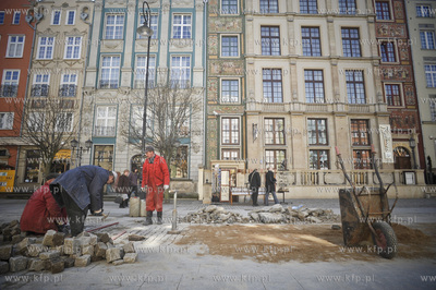 Remont plyt marmurowych na ulicy Dlugi Targ niedaleko...