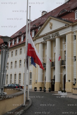 Sopot udekorowany zalobnymi flagami w holdzie tragicznie...