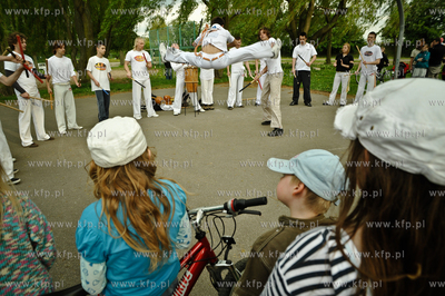 Dzielnica - stolica - Streetwaves. Akcja miejska wyprowadzajaca...