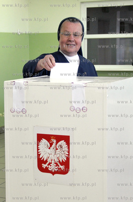 Wybory prezydenckie 2010. Lokal wyborczy nr 2 w Pelplinie....