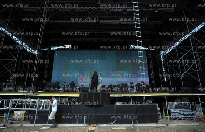 Budowa sceny glownej na ktorej w rocznice 30-lecia...