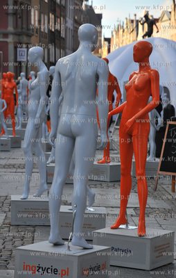 200 naturalnej wielkosci manekinow symbolizujacych...
