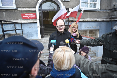 Wybory samorzadowe 2010. Lokal wyborczy  w budynku...