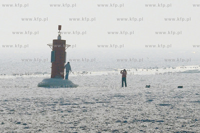 Gdynia, Srodmiescie. Mimo zakazu spacerowicze wchodza...