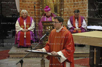 Nabozenstwo meki Panskiej w Wielki Piatek w Katedrze...