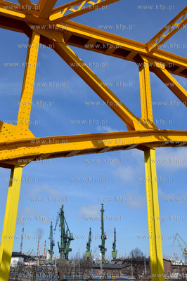 Gdansk. Dzwigi Stoczni Gdanskiej. Widok z zoltego wiaduktu...