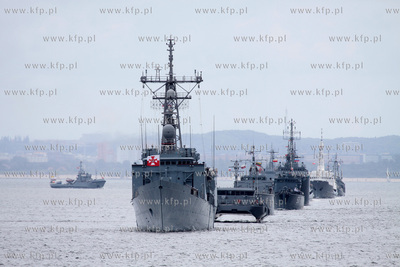 Parada wszystkich najwazniejszych klas okretow bedacych...