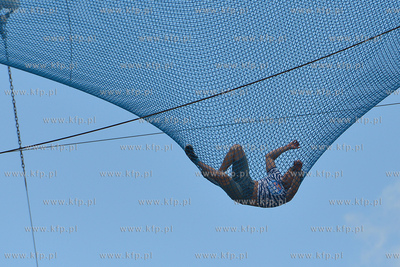 25 metrow nad pokladem Daru Mlodziezy zacumowanym przy...