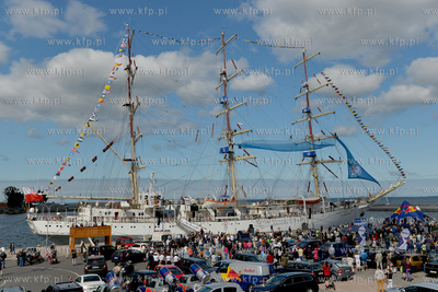 25 metrow nad pokladem Daru Mlodziezy zacumowanym przy...
