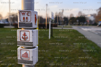 Gdynia. Skwer Kościuszki o poranku. Nz. Słup ze znakami...