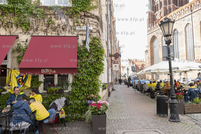 Kibice Villarreal CF przy ul. Piwnej w Gdańsku przed...