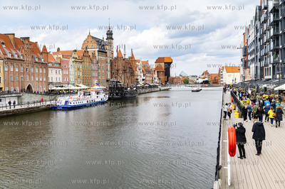 Kibice Manchester United i Villarreal CF spacerujący...