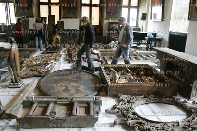 Uratowane zabytki ze spalonego kosciola sw. Katarzyny...