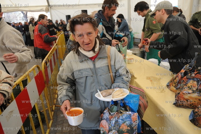 Gdansk, Targ Weglowy. Sniadanie wielkanocne dla ubogich...