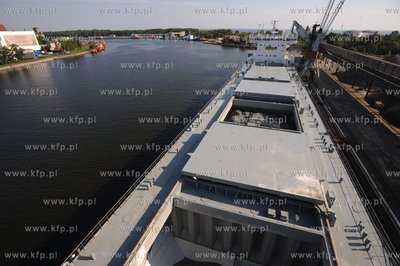 Do Gdańska przyplynal statek BULKNES z kruszywem pod...