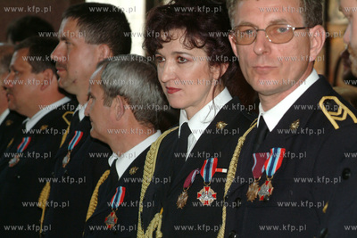 Odznaczenie strazakow bioracym udzial w gaszeniu Rafinerii...