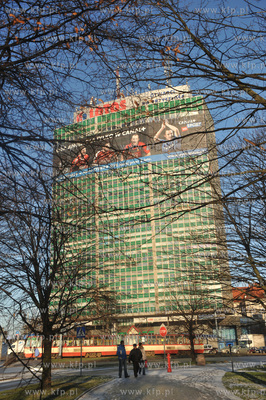 Wiezowiec zieleniak w Gdansku z siatka reklamowa Canalu...