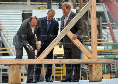 Zawieszenie wiechy na budowanym stadionie PGN Arena...
