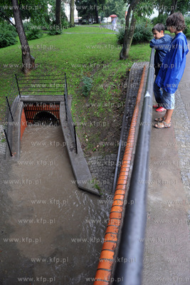 Gdansk podczas ulewy. Nz. Deszczowka uchodzaca do kanalu...