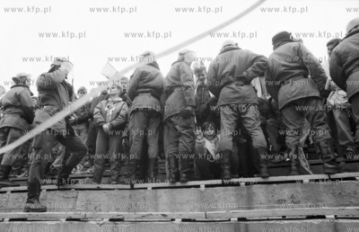 Policja i kibice na meczu derbowym Lechia Gdansk -...