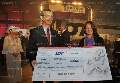 Uroczystosc powitania 2 milionowego pasazera na lotnisku...