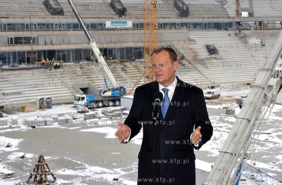 Konferencja prasowa premiera Donalda Tuska na stadionie...