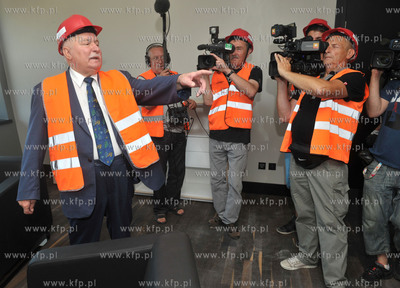 Prezydent Lech Walesa zwiedzal budowe Europejskiego...