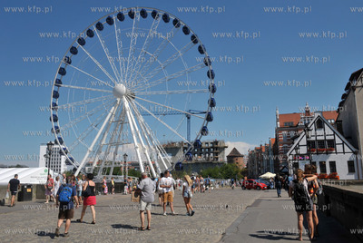 Wielkie kolo widokowe stanelo na Wyspie Spichrzow w...